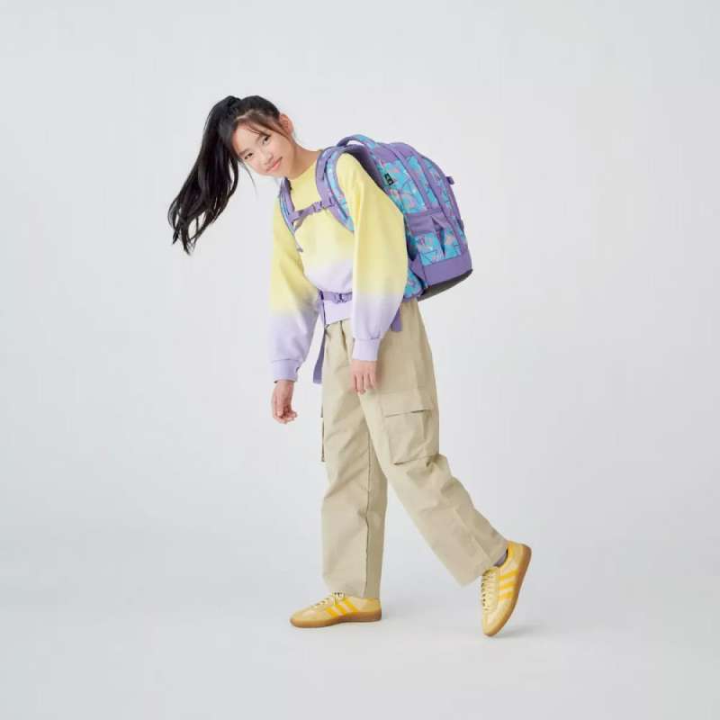 SATCH Schulrucksack pack 80s Dance Vorderansicht Mädchen von der Seite 2